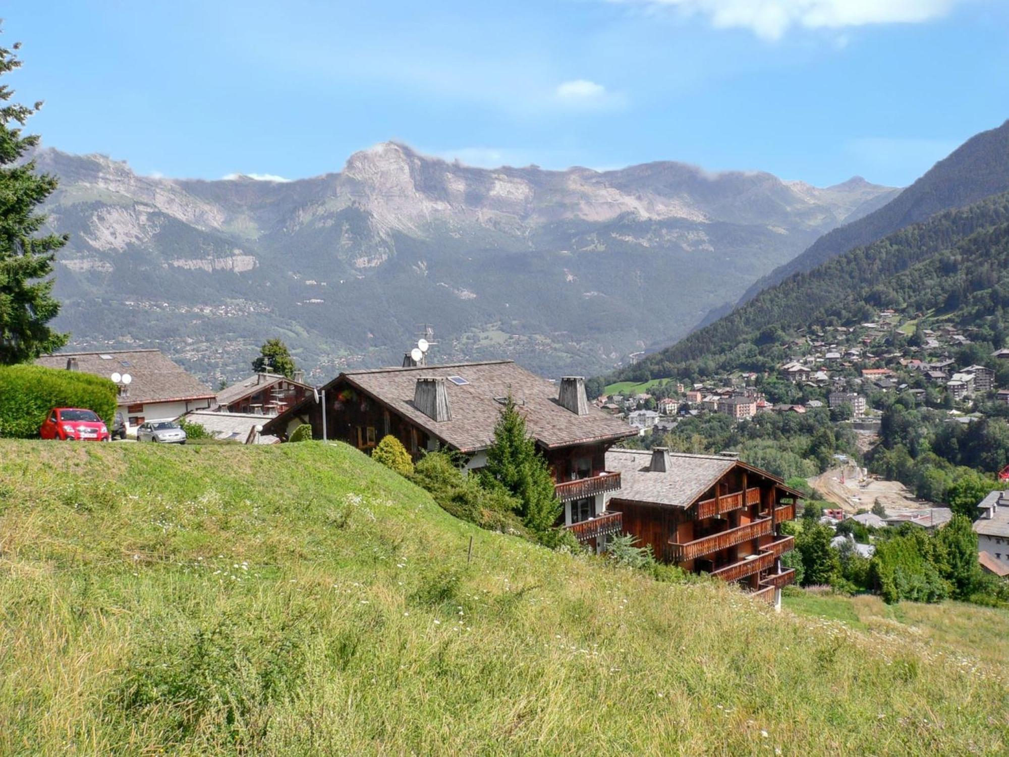 Appartement Saint Gervais: Ski-In, City Views & Shared Pool Exterior photo